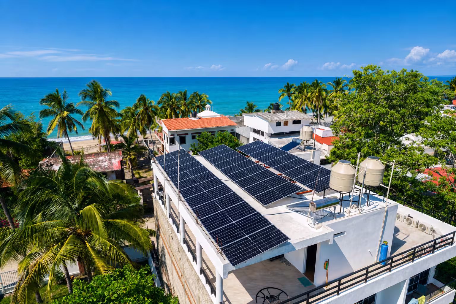 Casa residencial con paneles solares instalados por Bahía Solar