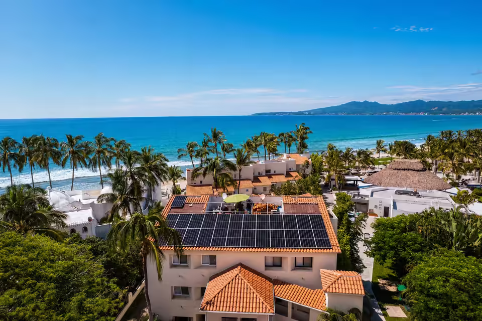 Paneles solares instalados en una residencia contemporánea