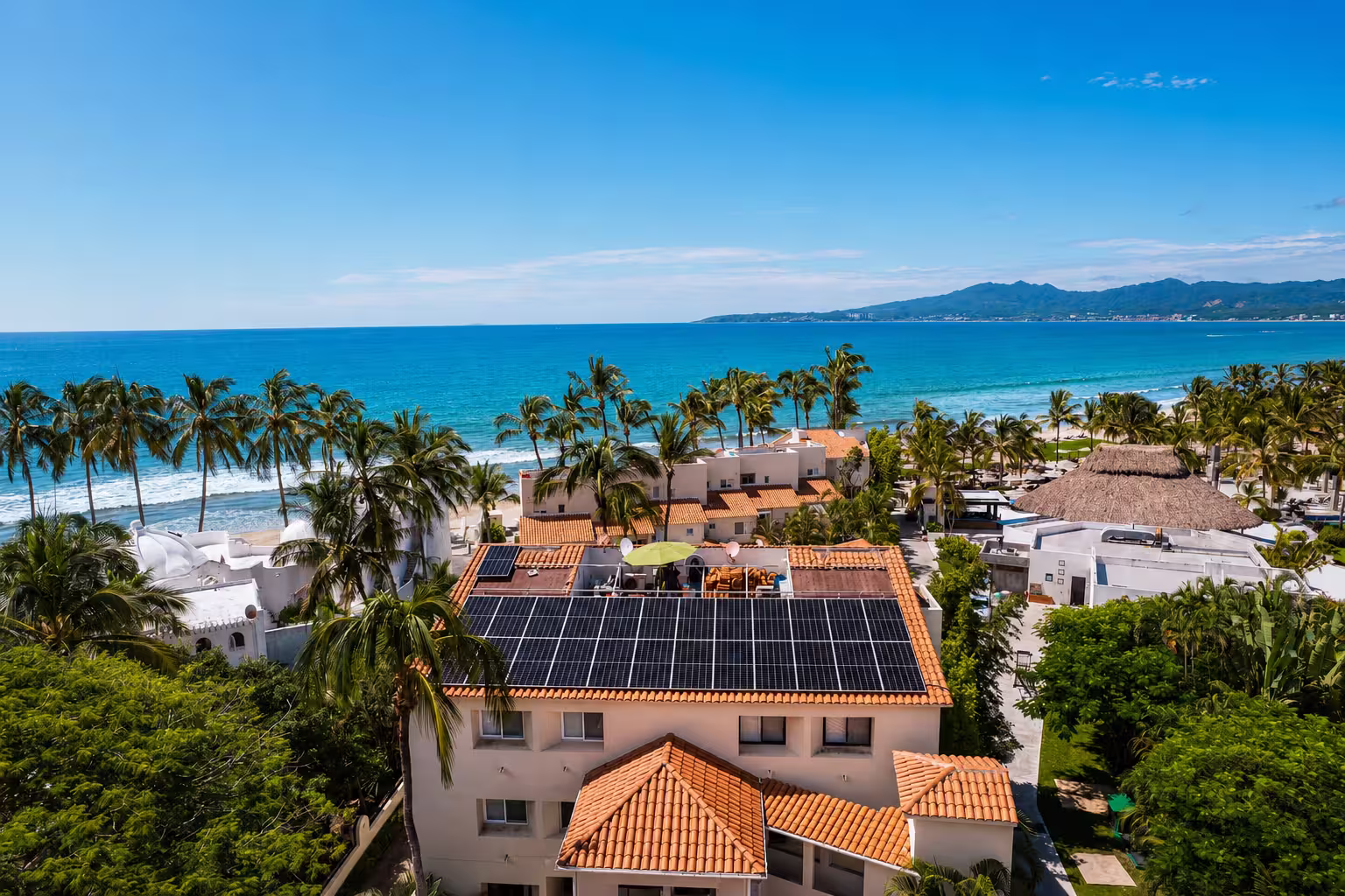 Paneles solares instalados en una residencia contemporánea